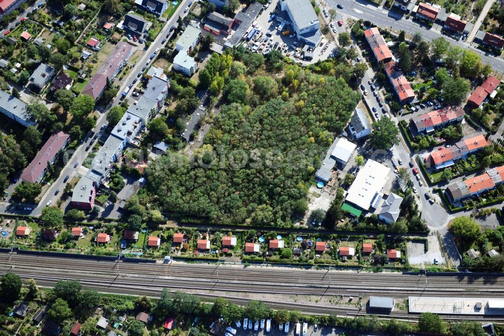 Berlin from the bird's eye view: Development area and building land fallow Hochstrasse - Hildburghauser Strasse in the district Lichterfelde in Berlin, Germany