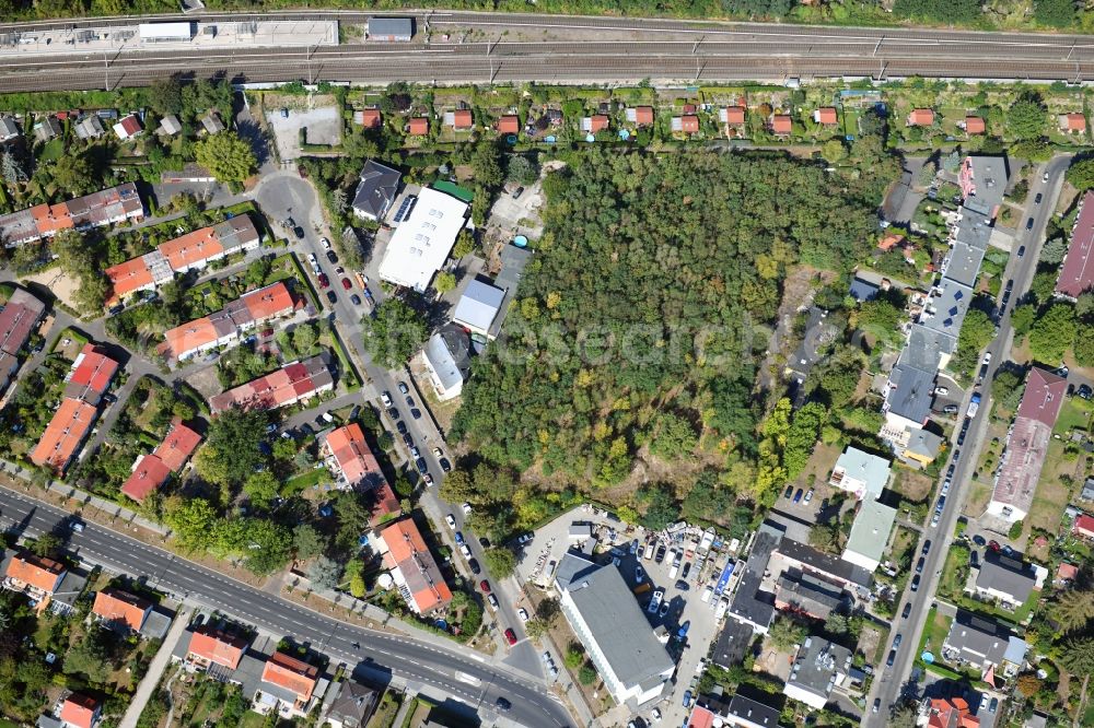 Berlin from the bird's eye view: Development area and building land fallow Hochstrasse - Hildburghauser Strasse in the district Lichterfelde in Berlin, Germany