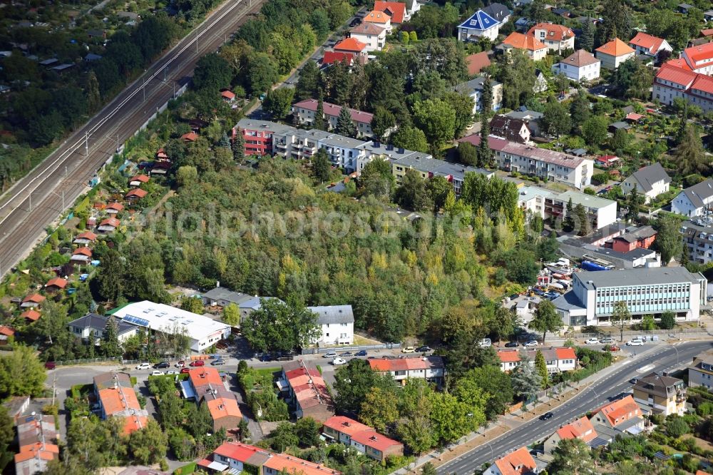 Berlin from the bird's eye view: Development area and building land fallow Hochstrasse - Hildburghauser Strasse in the district Lichterfelde in Berlin, Germany