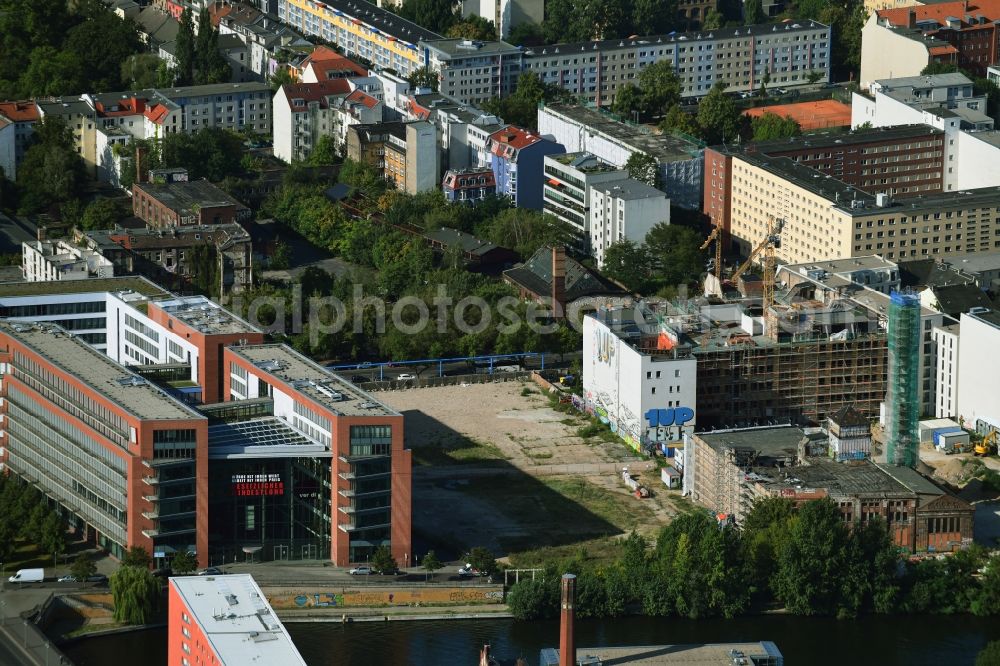 Berlin from the bird's eye view: Development area and building land fallow on Koepenicker Strasse in the district Mitte in Berlin, Germany