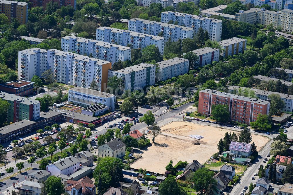 Aerial image Berlin - Development area and building land fallow on street Barmbeker Weg - Brunsbueteler Damm in the district Staaken in Berlin, Germany