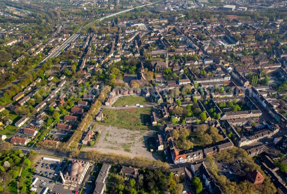 Aerial photograph Duisburg - Development area and building land fallow on Warbruckstrasse in Duisburg in the state North Rhine-Westphalia, Germany