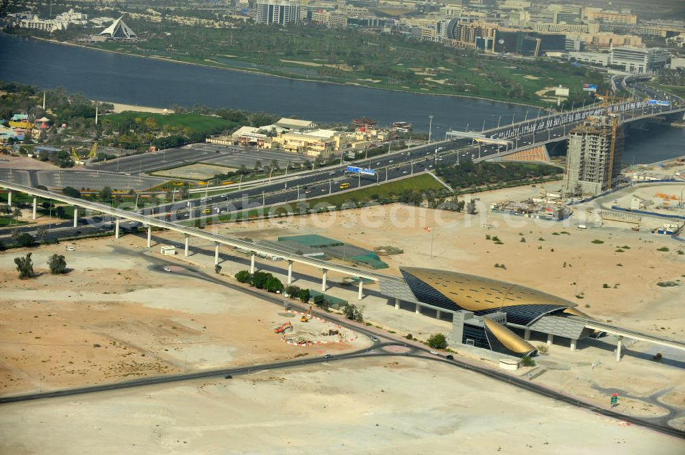 Dubai from above - Überlick über das Entwicklungsgebiet um den Dubai Creek mit der Al Jadaf Metro Station im Vordergrund, der Al Garhound Bridge und der anschließenden Sheikh Rashid Road, dem Dubai Wonderland Park rechts im Bild und dem Dubai Creek Golf & Yacht Club im Hintergrund. Die Al Garhoud Bridge ist eine von drei Brücken, die den Dubai Creek überspannen. Overview of the development area around Dubai Creek with Al Jadaf Metro Station in the foreground, Al Garhound Bridge and its following Sheikh Rashid Road, the Dubai Wonderland Park on the left side and the Dubai Creek Golf & Yacht Club in the background. The Al Garhound Bridge is one of three bridges which are overstreching Dubai Creek.