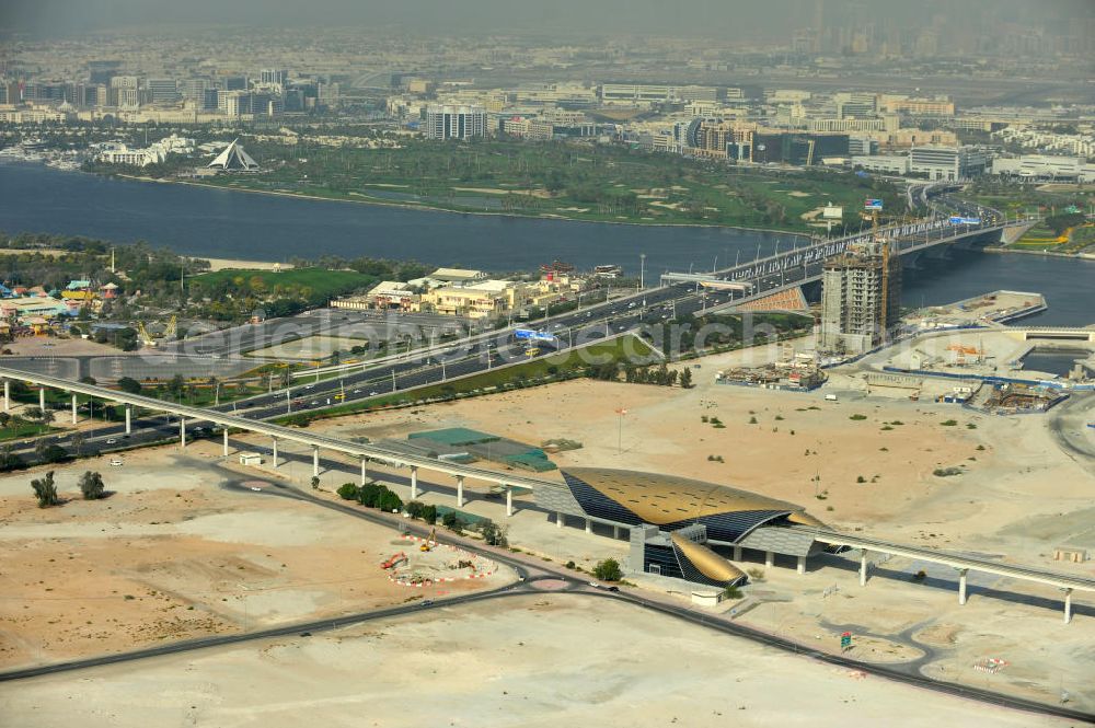 Dubai from the bird's eye view: Überlick über das Entwicklungsgebiet um den Dubai Creek mit der Al Jadaf Metro Station im Vordergrund, der Al Garhound Bridge und der anschließenden Sheikh Rashid Road, dem Dubai Wonderland Park rechts im Bild und dem Dubai Creek Golf & Yacht Club im Hintergrund. Die Al Garhoud Bridge ist eine von drei Brücken, die den Dubai Creek überspannen. Overview of the development area around Dubai Creek with Al Jadaf Metro Station in the foreground, Al Garhound Bridge and its following Sheikh Rashid Road, the Dubai Wonderland Park on the left side and the Dubai Creek Golf & Yacht Club in the background. The Al Garhound Bridge is one of three bridges which are overstreching Dubai Creek.