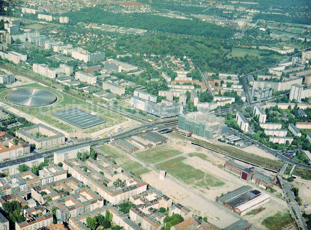 Berlin - Friedrichshain from above - Entwicklungsgebiet an der Eldenaer Straße / Landsberger Allee in Berlin - Friedrichshain.