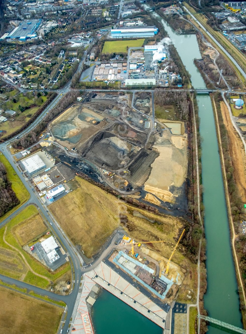 Aerial photograph Gelsenkirchen - Site development area of the former Zeche Graf Bismarck / remodeling to new construction with residential neighborhoods on the Rhine-Herne Canal in Gelsenkirchen in North Rhine-Westphalia NRW