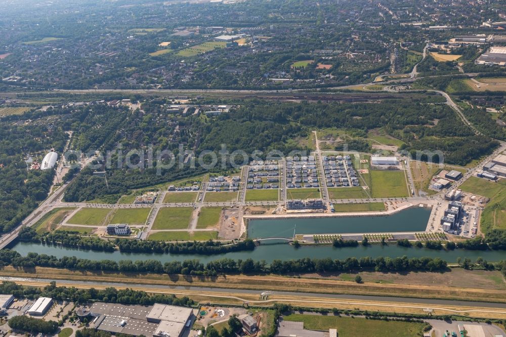 Gelsenkirchen from the bird's eye view: Site development area of the former Zeche Graf Bismarck / remodeling to new construction with residential neighborhoods on the Rhine-Herne Canal in Gelsenkirchen in North Rhine-Westphalia NRW