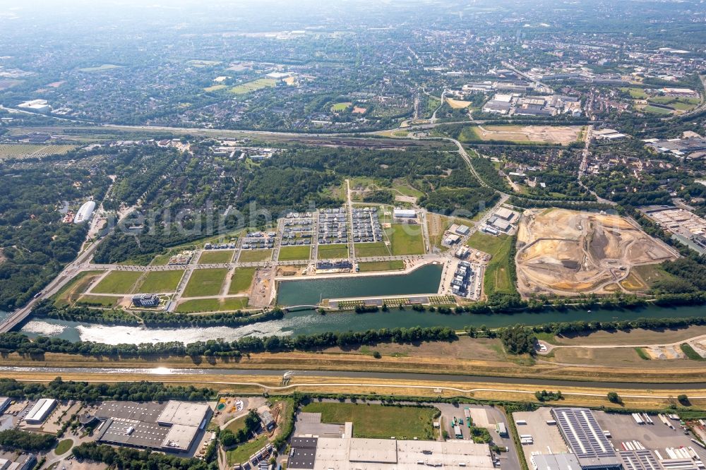 Gelsenkirchen from the bird's eye view: Site development area of the former Zeche Graf Bismarck / remodeling to new construction with residential neighborhoods on the Rhine-Herne Canal in Gelsenkirchen in North Rhine-Westphalia NRW