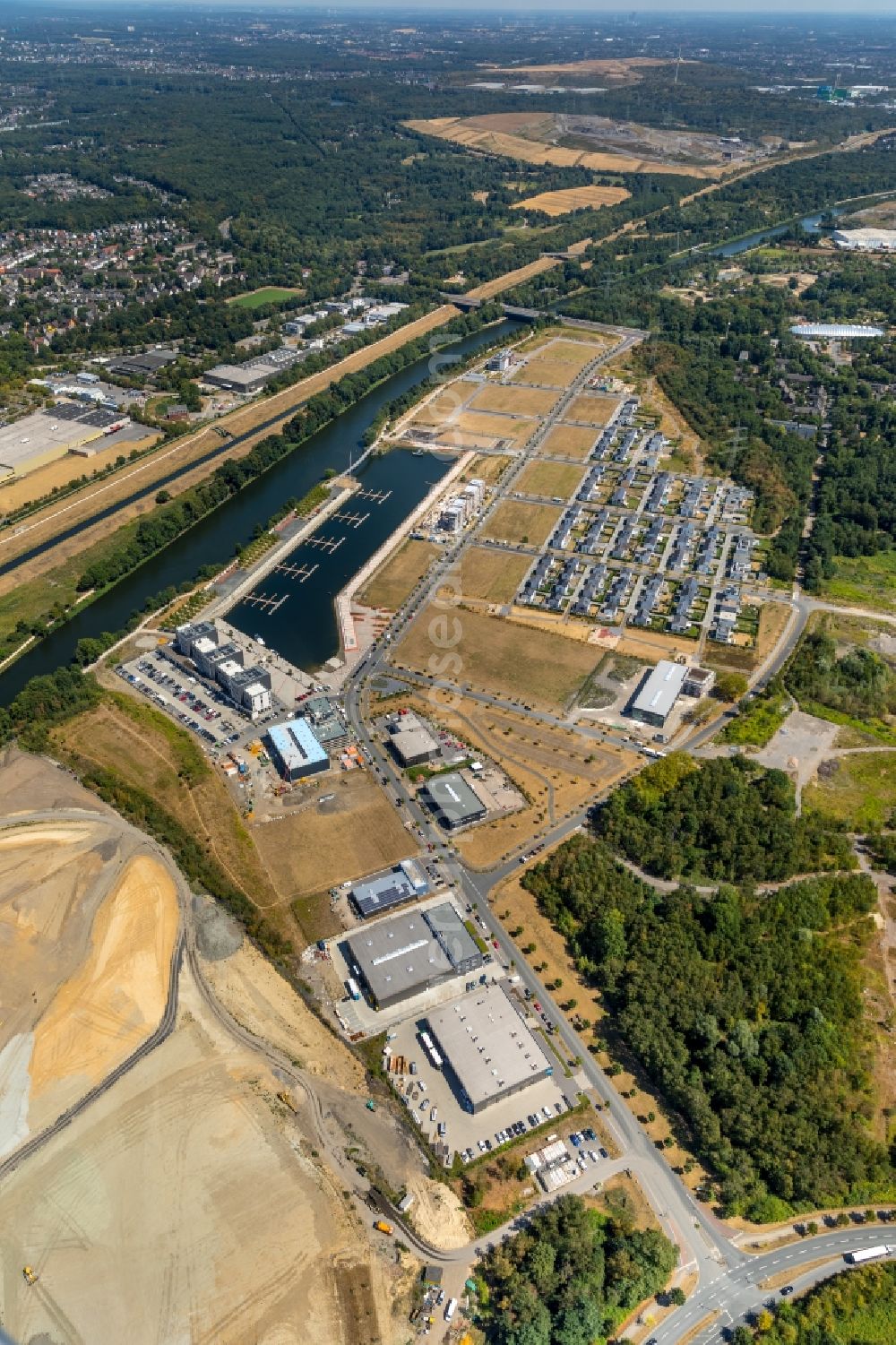 Aerial photograph Gelsenkirchen - Site development area of the former Zeche Graf Bismarck / remodeling to new construction with residential neighborhoods on the Rhine-Herne Canal in Gelsenkirchen in North Rhine-Westphalia NRW