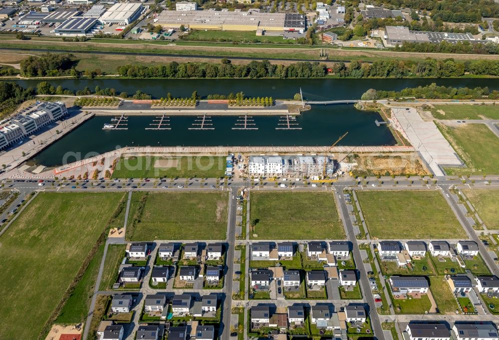 Gelsenkirchen from the bird's eye view: Site development area of the former Zeche Graf Bismarck / remodeling to new construction with residential neighborhoods on the Rhine-Herne Canal in Gelsenkirchen in North Rhine-Westphalia NRW