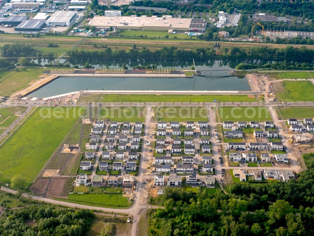 Gelsenkirchen from the bird's eye view: Development area of the Graf Bismarck Hafenviertel and Gartenviertel at the Rhein-Herne-Kanal in the district Bismarck in Gelsenkirchen in the state North Rhine-Westphalia