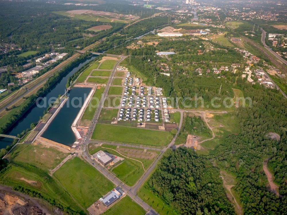 Aerial image Gelsenkirchen - Development area of the Graf Bismarck Hafenviertel and Gartenviertel at the Rhein-Herne-Kanal in the district Bismarck in Gelsenkirchen in the state North Rhine-Westphalia