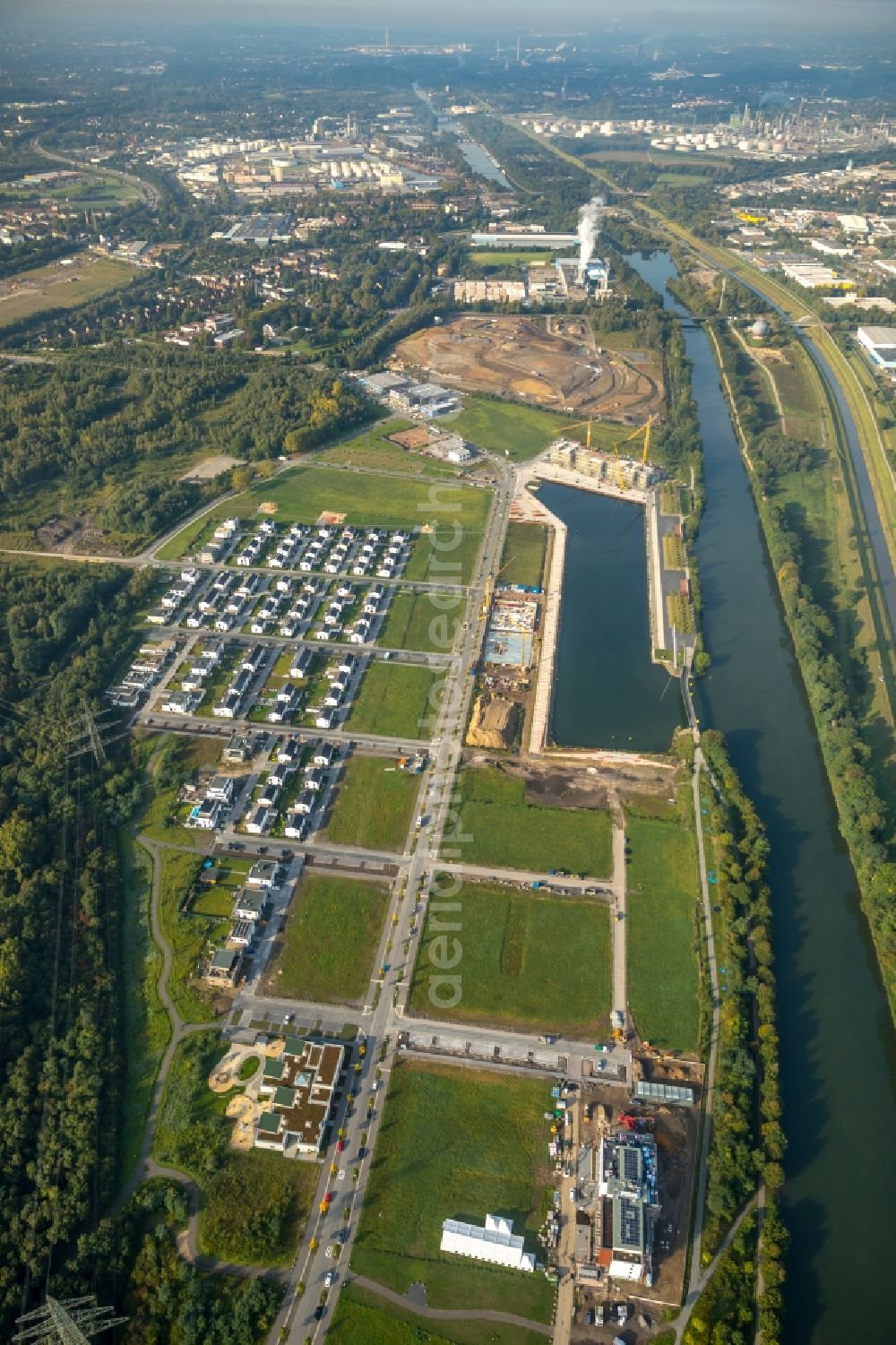 Aerial photograph Gelsenkirchen - Development area of NRW.URBAN Service GmbH on the Graf Bismarck Hafenviertel at the Rhein-Herne-Kanal in the district Bismarck in Gelsenkirchen in the state North Rhine-Westphalia