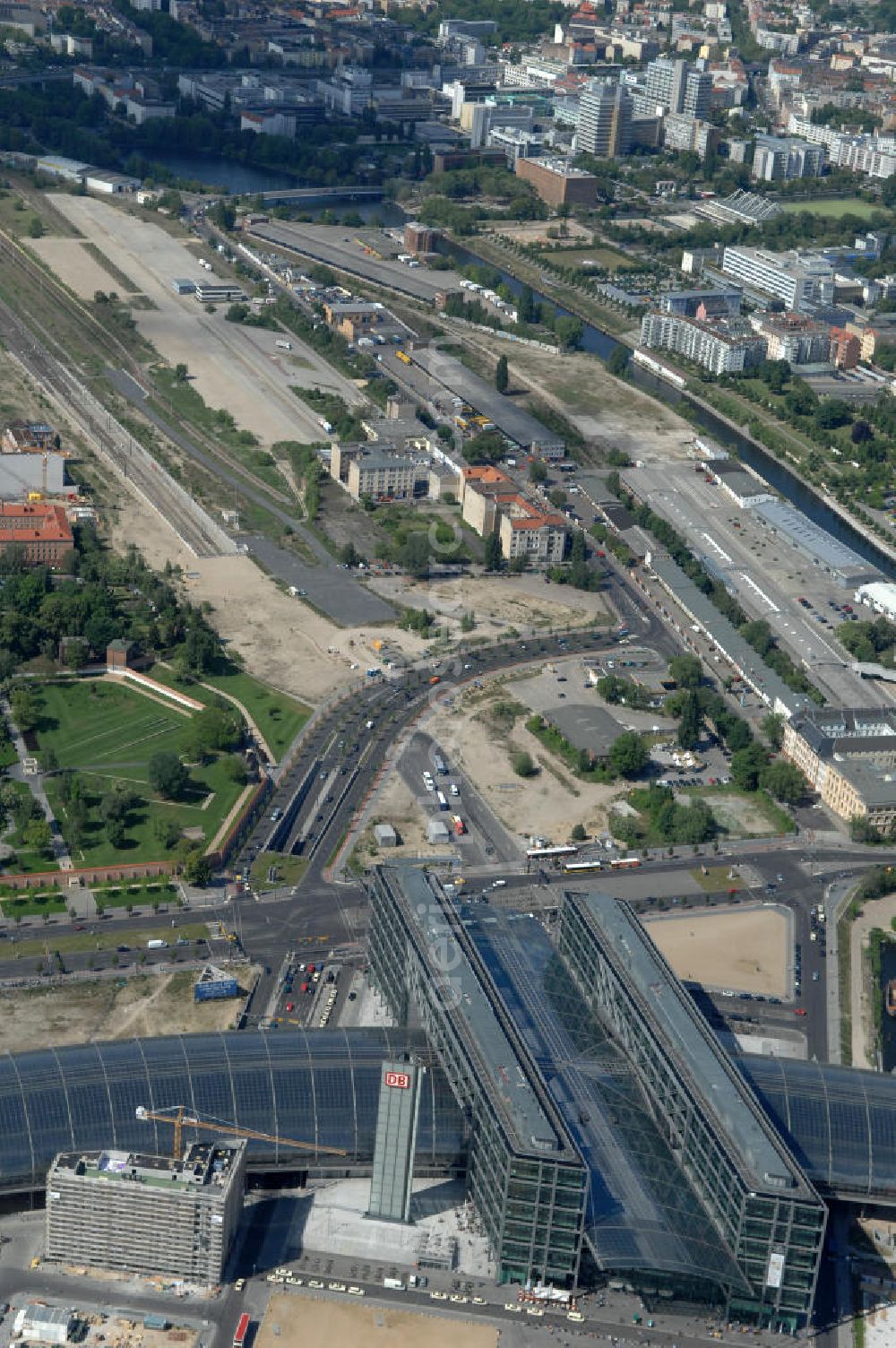 Aerial image Berlin - Blick auf das Entwicklungsgebiet an der Heidestrasse im Bezirk Mitte / Wedding. Das etwa 40 ha umfassende Planungsgebiet liegt beiderseits der Heidestraße im Bezirk Wedding / Mitte von Berlin. Es gilt als eines der wichtigsten zentralen Entwicklungsgebiete der Stadt. Derzeit liegen weite Teile des Geländes brach oder sind mit Zwischennutzungen belegt. Vivico Real Estate GmbH