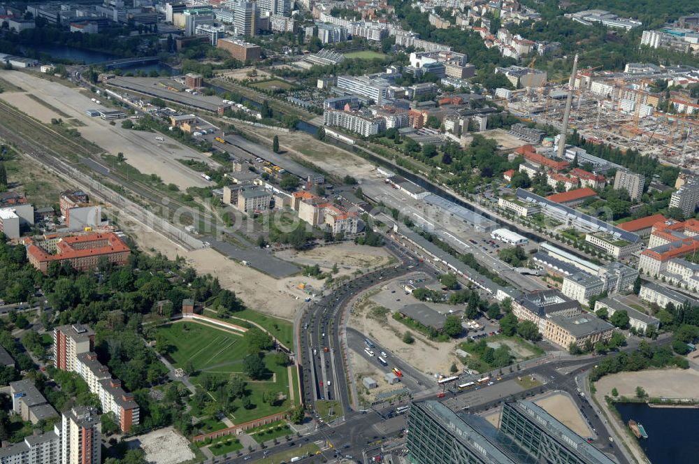 Aerial photograph Berlin - Blick auf das Entwicklungsgebiet an der Heidestrasse im Bezirk Mitte / Wedding. Das etwa 40 ha umfassende Planungsgebiet liegt beiderseits der Heidestraße im Bezirk Wedding / Mitte von Berlin. Es gilt als eines der wichtigsten zentralen Entwicklungsgebiete der Stadt. Derzeit liegen weite Teile des Geländes brach oder sind mit Zwischennutzungen belegt. Vivico Real Estate GmbH