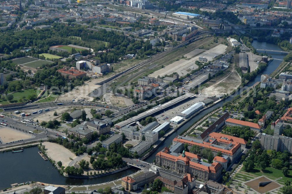 Berlin from above - Blick auf das Entwicklungsgebiet an der Heidestrasse im Bezirk Mitte / Wedding. Das etwa 40 ha umfassende Planungsgebiet liegt beiderseits der Heidestraße im Bezirk Wedding / Mitte von Berlin. Es gilt als eines der wichtigsten zentralen Entwicklungsgebiete der Stadt. Derzeit liegen weite Teile des Geländes brach oder sind mit Zwischennutzungen belegt. Vivico Real Estate GmbH