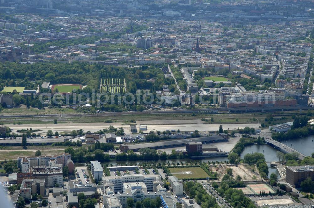 Aerial image Berlin - Blick auf das Entwicklungsgebiet an der Heidestrasse im Bezirk Mitte / Wedding. Das etwa 40 ha umfassende Planungsgebiet liegt beiderseits der Heidestraße im Bezirk Wedding / Mitte von Berlin. Es gilt als eines der wichtigsten zentralen Entwicklungsgebiete der Stadt. Derzeit liegen weite Teile des Geländes brach oder sind mit Zwischennutzungen belegt. Vivico Real Estate GmbH