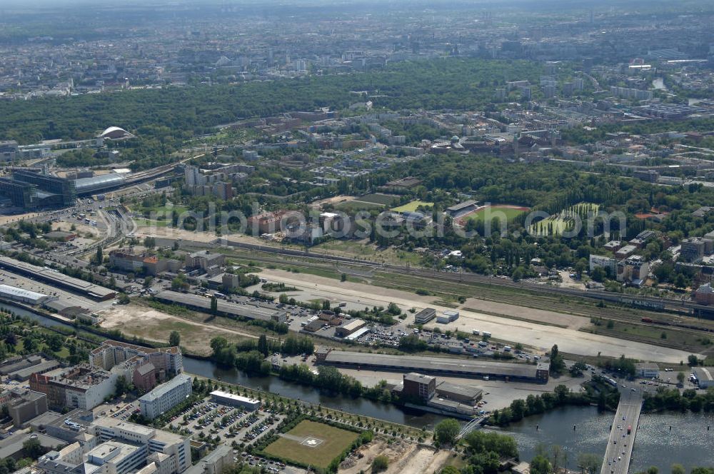 Berlin from above - Blick auf das Entwicklungsgebiet an der Heidestrasse im Bezirk Mitte / Wedding. Das etwa 40 ha umfassende Planungsgebiet liegt beiderseits der Heidestraße im Bezirk Wedding / Mitte von Berlin. Es gilt als eines der wichtigsten zentralen Entwicklungsgebiete der Stadt. Derzeit liegen weite Teile des Geländes brach oder sind mit Zwischennutzungen belegt. Vivico Real Estate GmbH