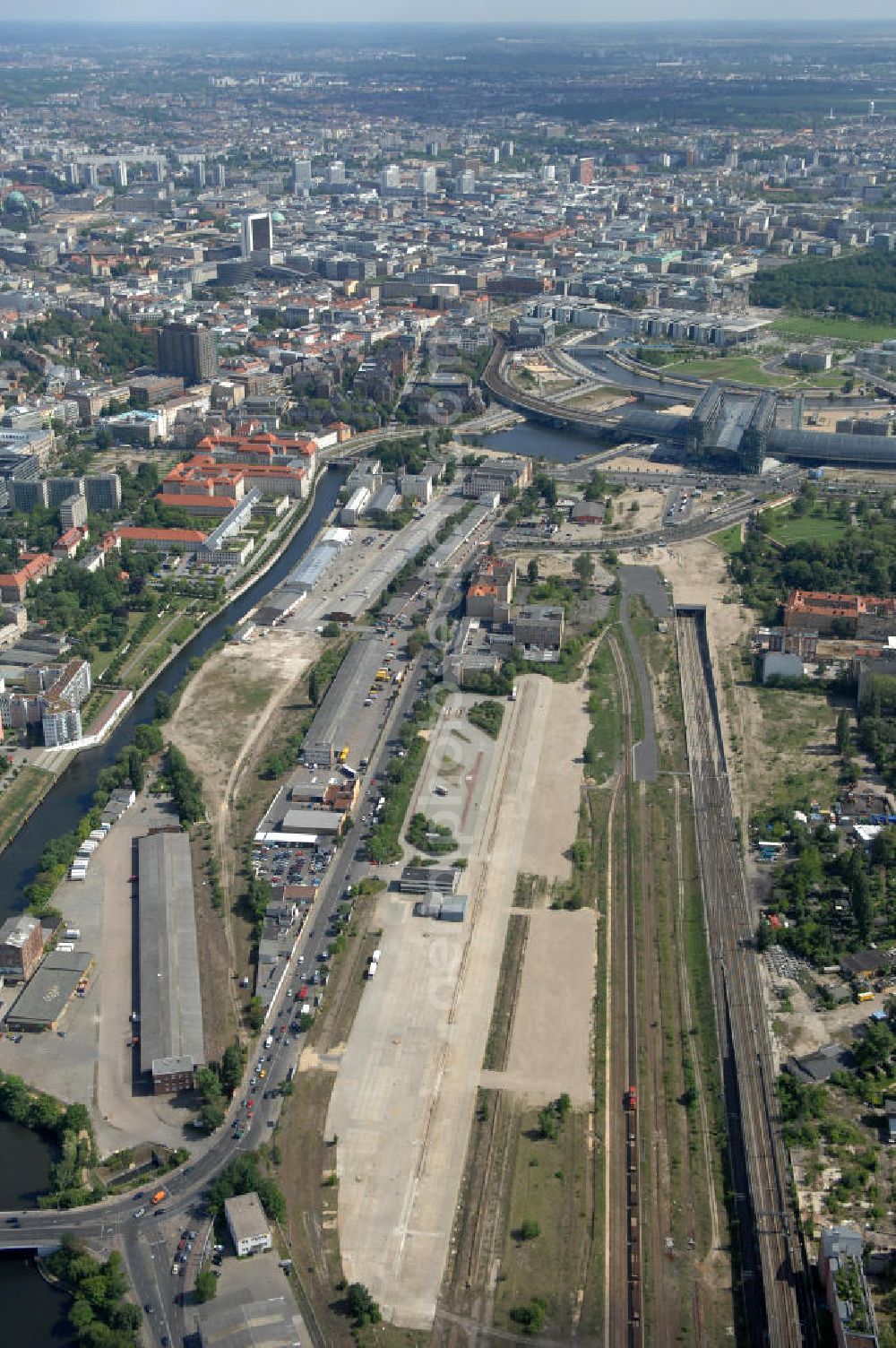 Berlin from the bird's eye view: Blick auf das Entwicklungsgebiet an der Heidestrasse im Bezirk Mitte / Wedding. Das etwa 40 ha umfassende Planungsgebiet liegt beiderseits der Heidestraße im Bezirk Wedding / Mitte von Berlin. Es gilt als eines der wichtigsten zentralen Entwicklungsgebiete der Stadt. Derzeit liegen weite Teile des Geländes brach oder sind mit Zwischennutzungen belegt. Vivico Real Estate GmbH