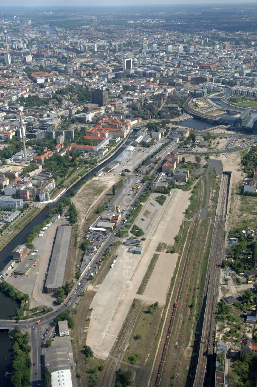 Aerial image Berlin - Blick auf das Entwicklungsgebiet an der Heidestrasse im Bezirk Mitte / Wedding. Das etwa 40 ha umfassende Planungsgebiet liegt beiderseits der Heidestraße im Bezirk Wedding / Mitte von Berlin. Es gilt als eines der wichtigsten zentralen Entwicklungsgebiete der Stadt. Derzeit liegen weite Teile des Geländes brach oder sind mit Zwischennutzungen belegt. Vivico Real Estate GmbH