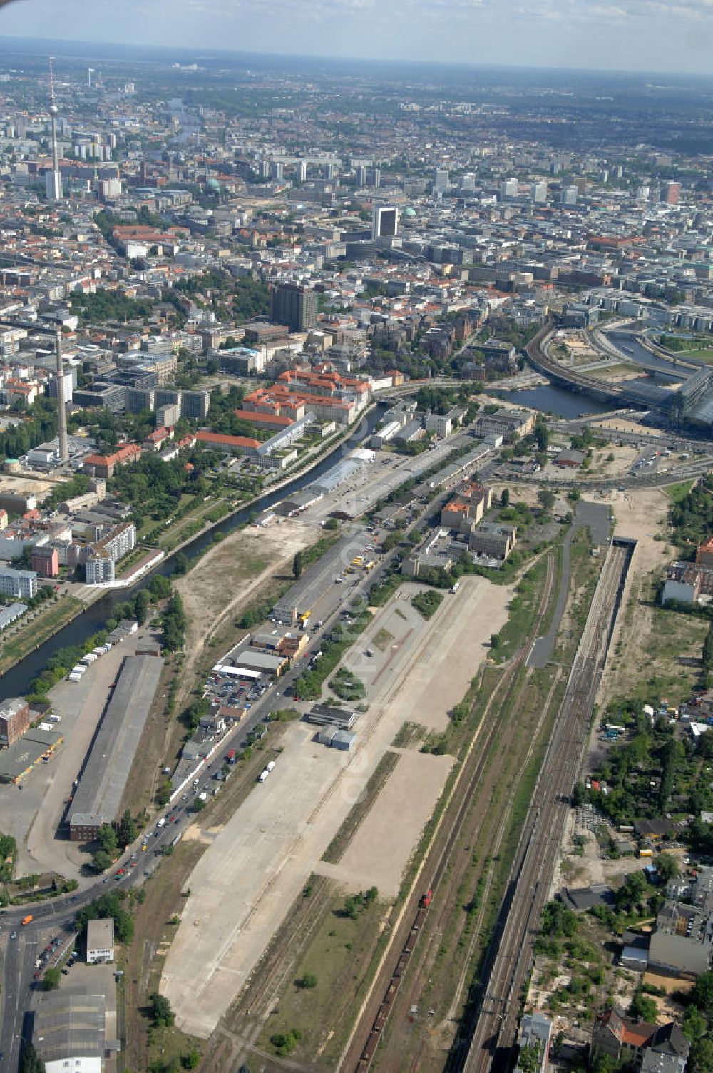 Aerial photograph Berlin - Blick auf das Entwicklungsgebiet an der Heidestrasse im Bezirk Mitte / Wedding. Das etwa 40 ha umfassende Planungsgebiet liegt beiderseits der Heidestraße im Bezirk Wedding / Mitte von Berlin. Es gilt als eines der wichtigsten zentralen Entwicklungsgebiete der Stadt. Derzeit liegen weite Teile des Geländes brach oder sind mit Zwischennutzungen belegt. Vivico Real Estate GmbH