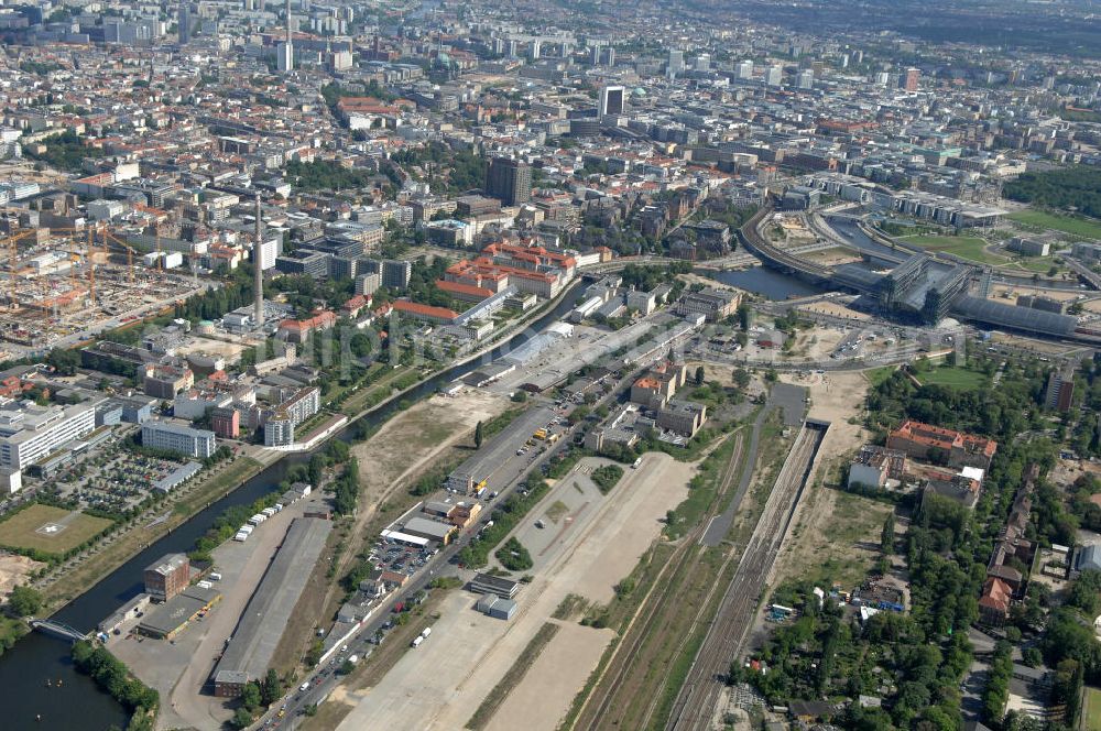 Berlin from above - Blick auf das Entwicklungsgebiet an der Heidestrasse im Bezirk Mitte / Wedding. Das etwa 40 ha umfassende Planungsgebiet liegt beiderseits der Heidestraße im Bezirk Wedding / Mitte von Berlin. Es gilt als eines der wichtigsten zentralen Entwicklungsgebiete der Stadt. Derzeit liegen weite Teile des Geländes brach oder sind mit Zwischennutzungen belegt. Vivico Real Estate GmbH