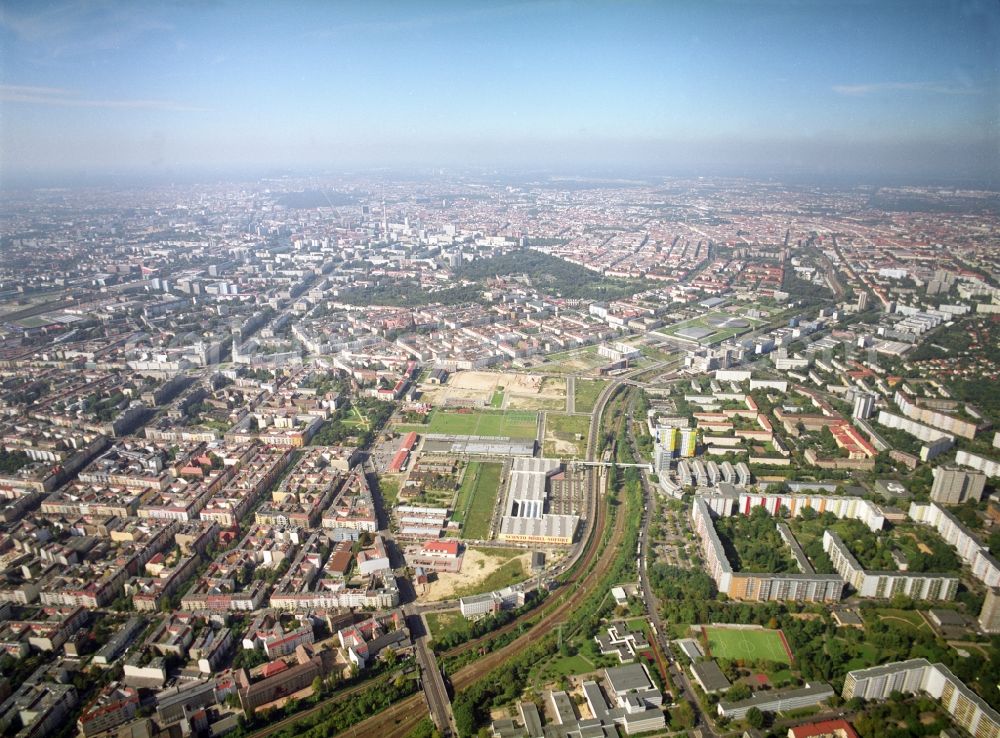 Aerial image Berlin - Development area of industrial wasteland Gelaende of Alten Schlachthof on Eldenaer Strasse - Thaerstrasse in the district Friedrichshain in Berlin, Germany