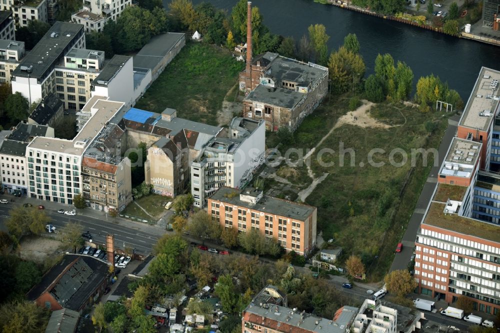 Berlin from above - Development area of industrial wasteland Koepenicker Strasse - Bona-Peiser-Weg in Berlin