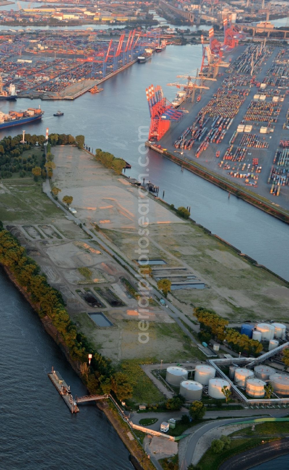 Aerial photograph Hamburg - Development area of industrial wasteland on Petroleumhafen in Hamburg in Hamburg, Germany