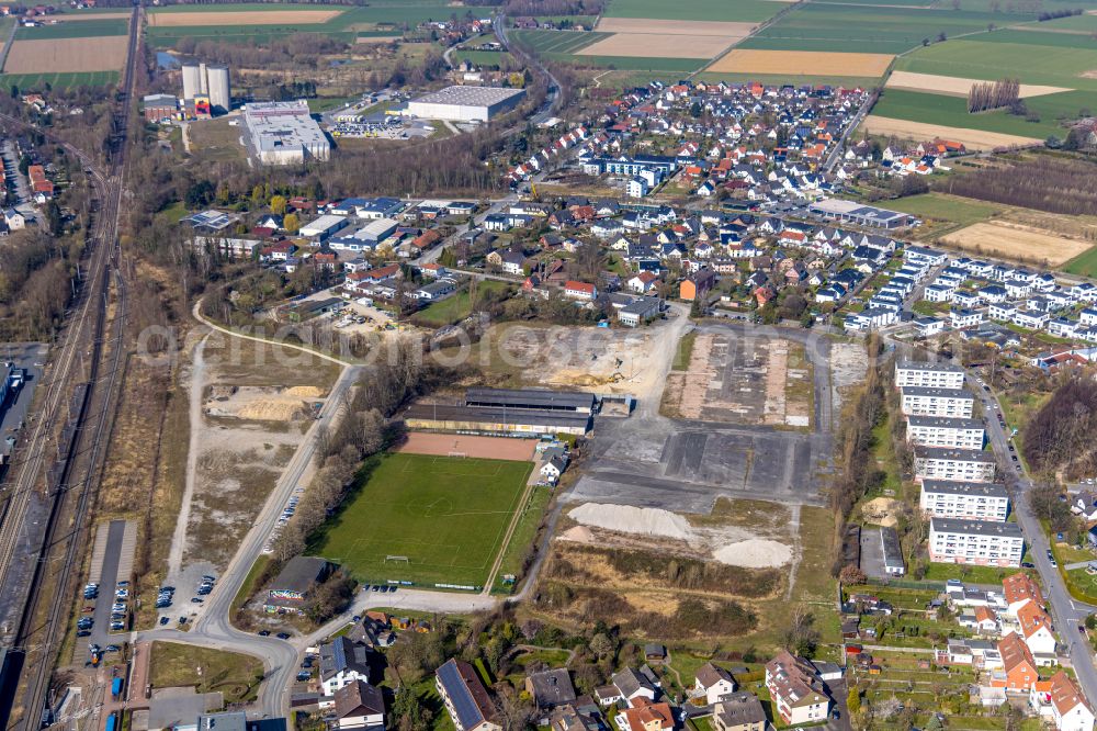 Aerial image Soest - Development area of industrial wasteland with sports ground and new development area on the former Strabag area on Teinenkamp in Soest in the state North Rhine-Westphalia, Germany