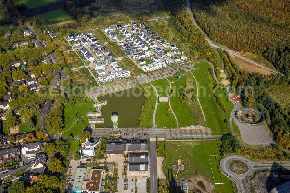 Aerial photograph Dinslaken - Development area of industrial wasteland on Wasserturm and Bergpark Lohberg overlooking the single-family housing estate Am Kauenkorb in Dinslaken at Ruhrgebiet in the state North Rhine-Westphalia, Germany