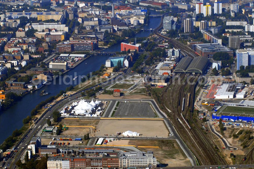 Aerial photograph Berlin - The Medi-Spree a development area at the old post station area in Berlin - Friedrichshain. The picture shows the remains of the wall on the East Side Gallery, an art district and tourist attraction of the district and the planning area for the event hall O2-World