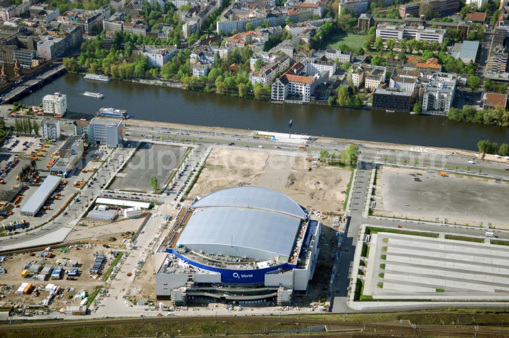 Berlin from the bird's eye view: The Medi-Spree a development area at the old post station area in Berlin - Friedrichshain. The picture shows the remains of the wall on the East Side Gallery, an art district and tourist attraction of the district and the construction site of the event hall O2-World