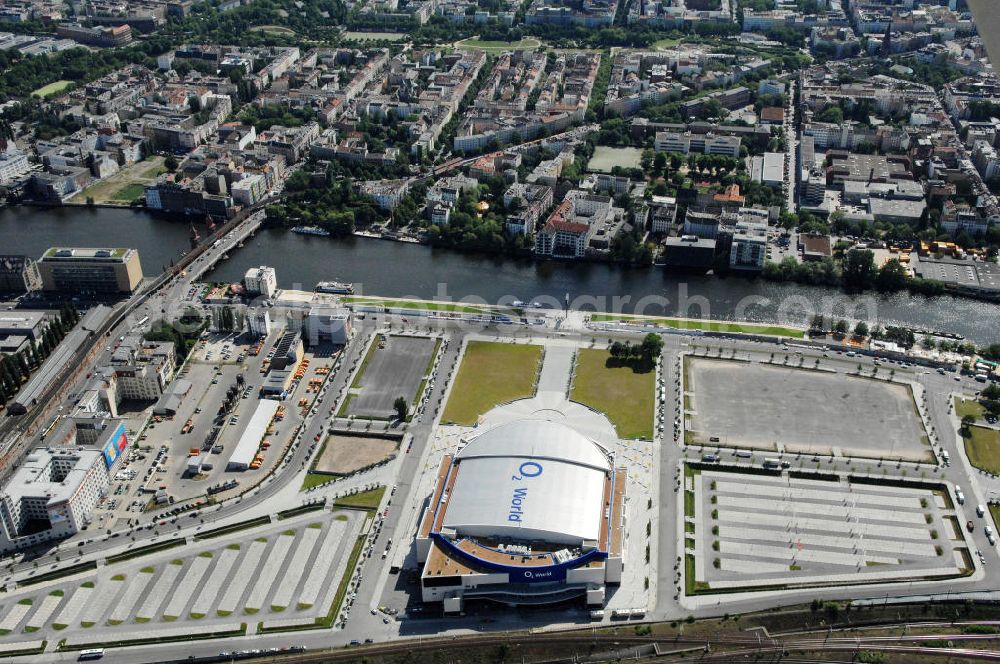 Berlin from above - The Medi-Spree a development area at the old post station area in Berlin - Friedrichshain. The picture shows the remains of the wall on the East Side Gallery, an art district and tourist attraction of the district and the event hall O2-World