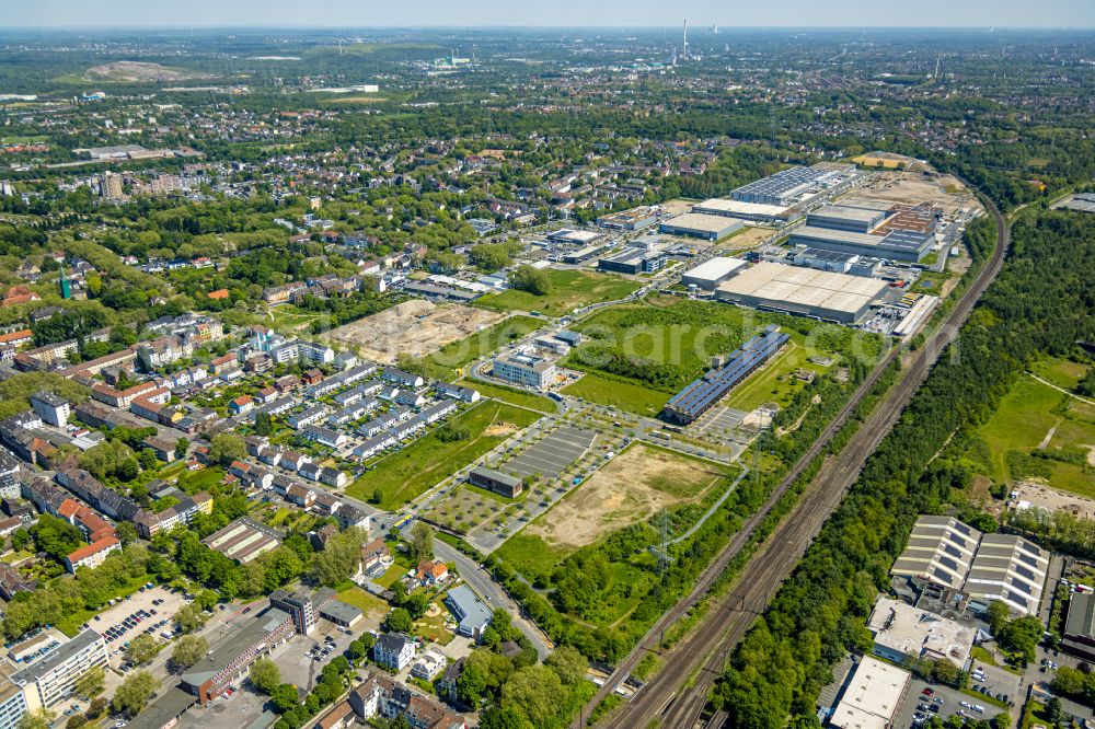 Gelsenkirchen from the bird's eye view: Herbstliche verfaerbte Vegetationsansicht Entwicklungsgebiet an der Europastrasse im Ortsteil Bulmke-Huellen in Gelsenkirchen im Ruhrgebiet im Bundesland Nordrhein-Westfalen, Deutschland