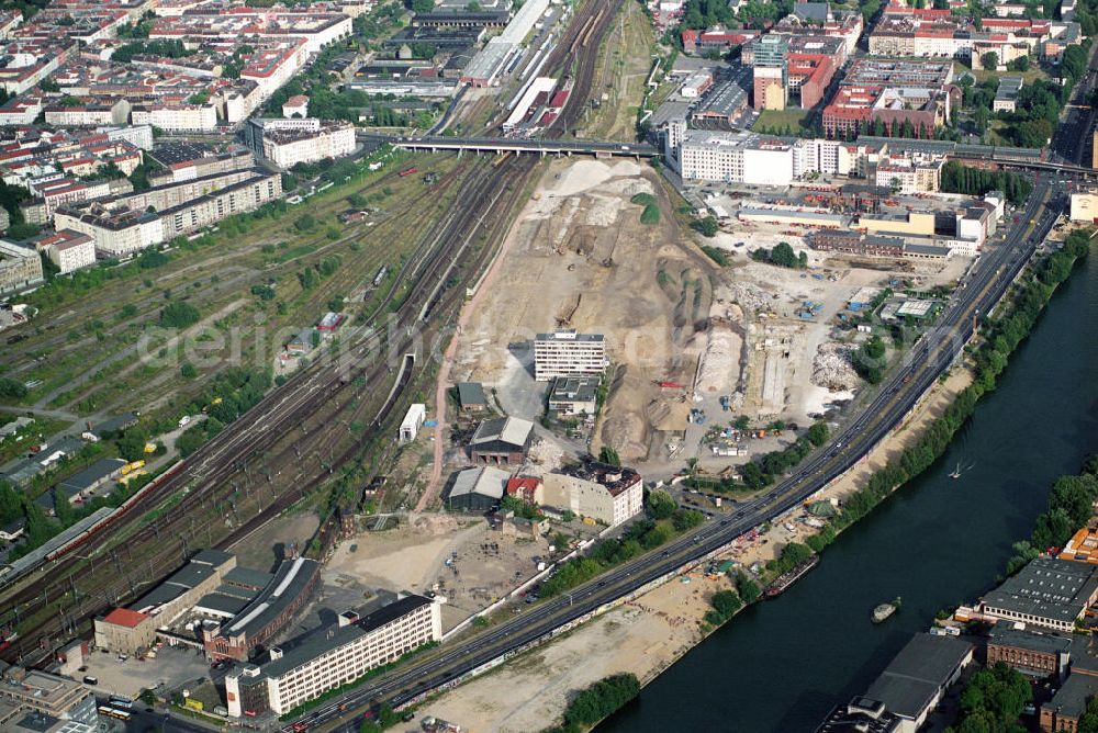 Berlin from the bird's eye view: Development area at the old post station area in Berlin - Friedrichshain. The picture shows the remains of the wall on the East Side Gallery, an art district and tourist attraction of the district