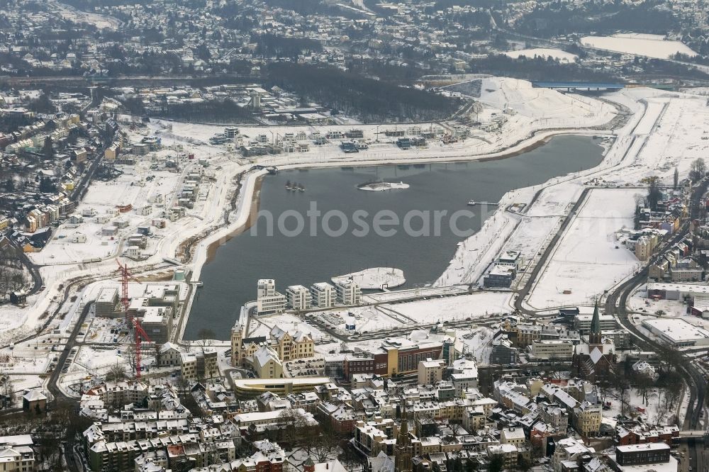 Dortmund from the bird's eye view: Winter - Aerial view of snow-covered area of ??residential development at Phoenix Lake in Dortmund in North Rhine-Westphalia NRW. The Phoenix Lake is an artificial lake with buildable riparian zones on the former steelworks site Phoenix-East. Foto: Hans Blossey
