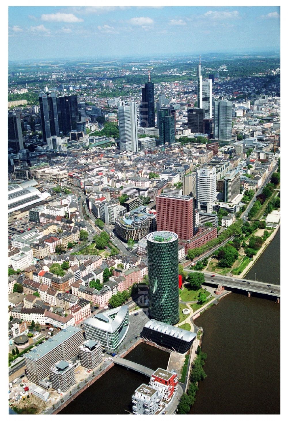 Aerial image Frankfurt am Main - Developing field of residential and commercial space on Main river in the district Gutleutviertel in Frankfurt in the state Hesse