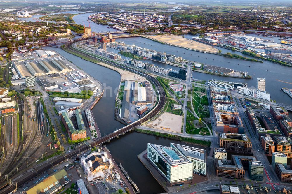 Hamburg from the bird's eye view: Developing field of residential and commercial space of Oberhafenquartiers on Stockmeyerstrasse in the district HafenCity in Hamburg, Germany