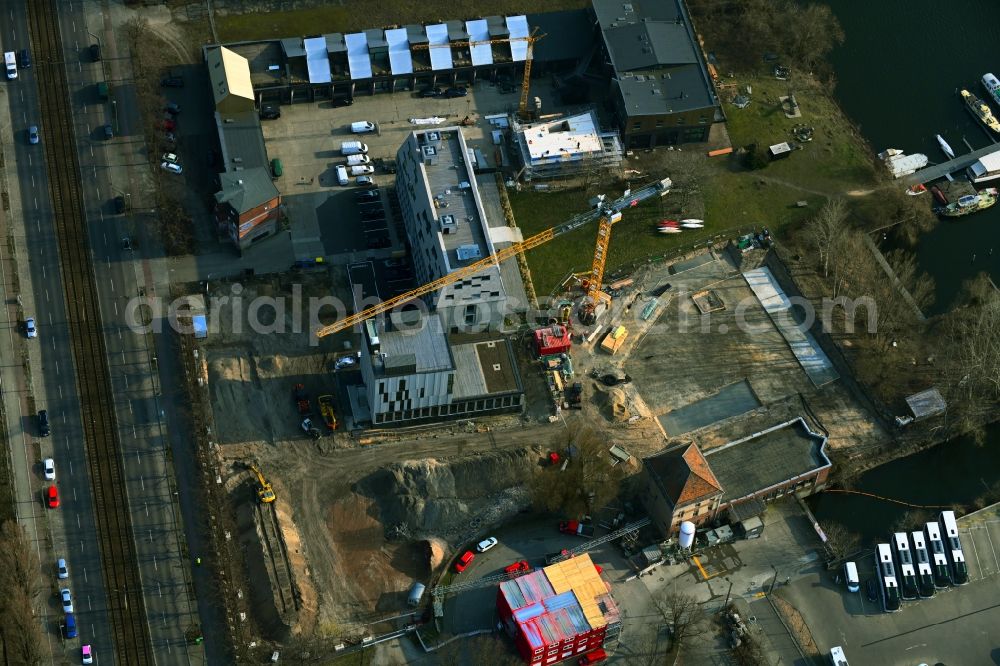 Berlin from the bird's eye view: Developing field of residential and commercial space of Projekts Marina Marina Zur alten Flussbadeanstalt - Koepenicker Chaussee in the district Rummelsburg in Berlin, Germany