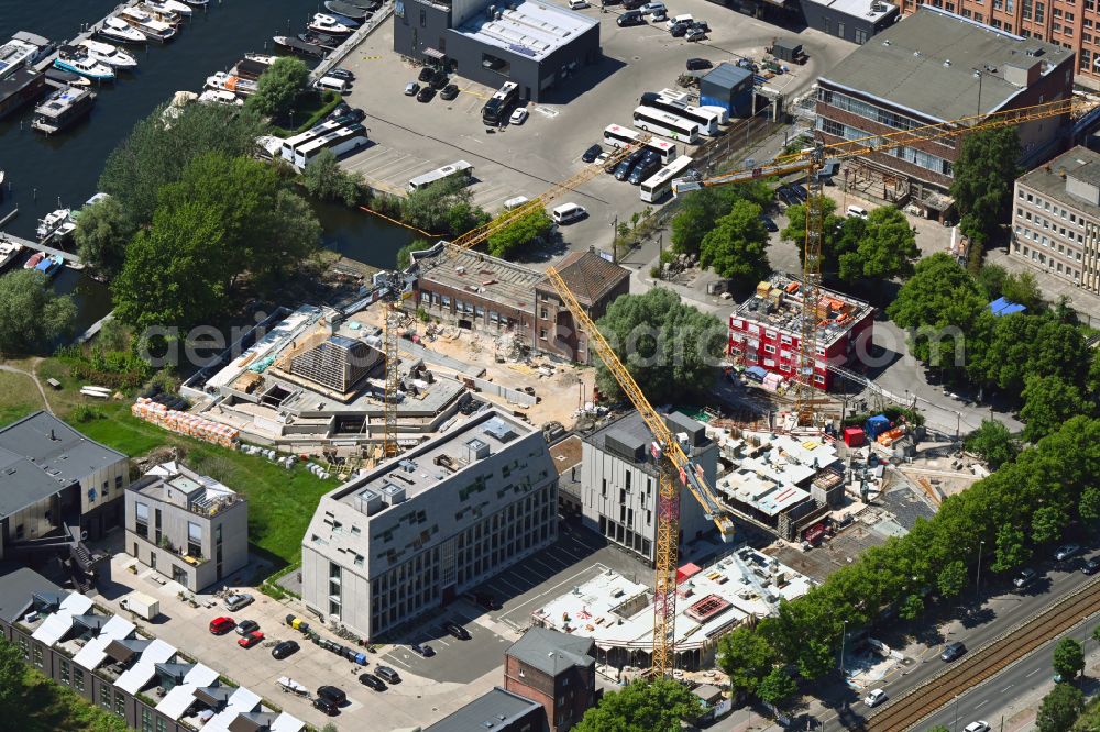 Berlin from above - Developing field of residential and commercial space of Projekts Marina Marina Zur alten Flussbadeanstalt - Koepenicker Chaussee in the district Rummelsburg in Berlin, Germany