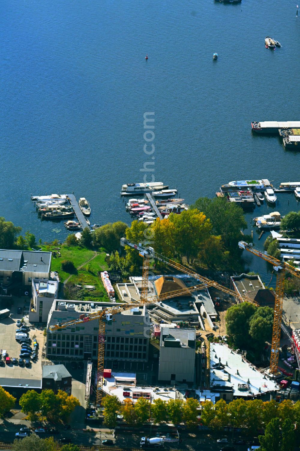 Aerial photograph Berlin - Developing field of residential and commercial space of Projekts Marina Marina Zur alten Flussbadeanstalt - Koepenicker Chaussee in the district Rummelsburg in Berlin, Germany