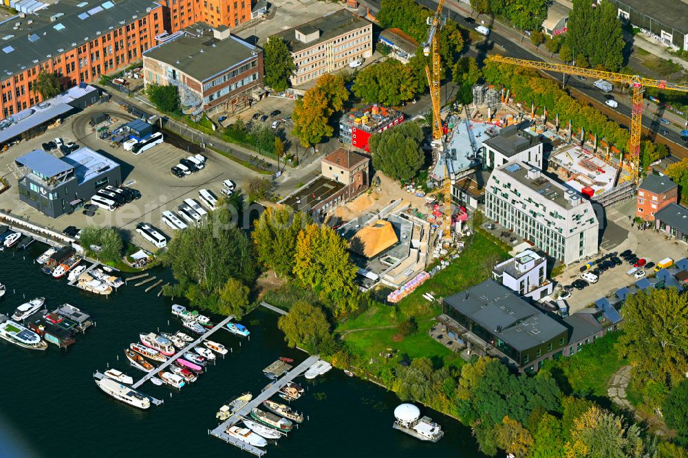 Berlin from above - Developing field of residential and commercial space of Projekts Marina Marina Zur alten Flussbadeanstalt - Koepenicker Chaussee in the district Rummelsburg in Berlin, Germany