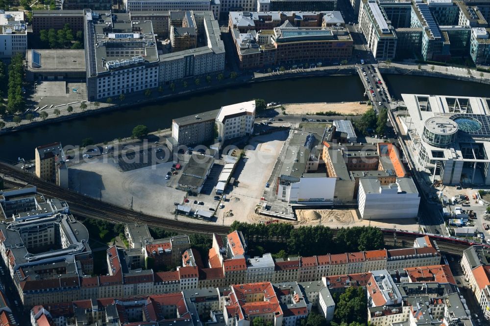 Aerial image Berlin - Developing field of residential and commercial space on Schiffbauerdamm on Spree river in the district Mitte in Berlin, Germany