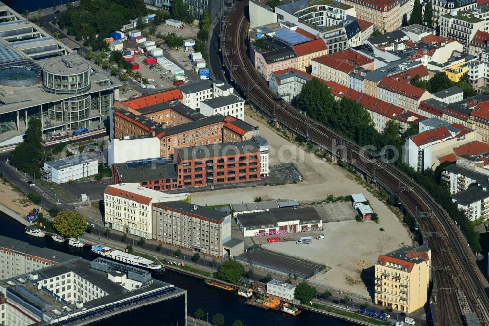 Aerial photograph Berlin - Developing field of residential and commercial space on Schiffbauerdamm on Spree river in the district Mitte in Berlin, Germany