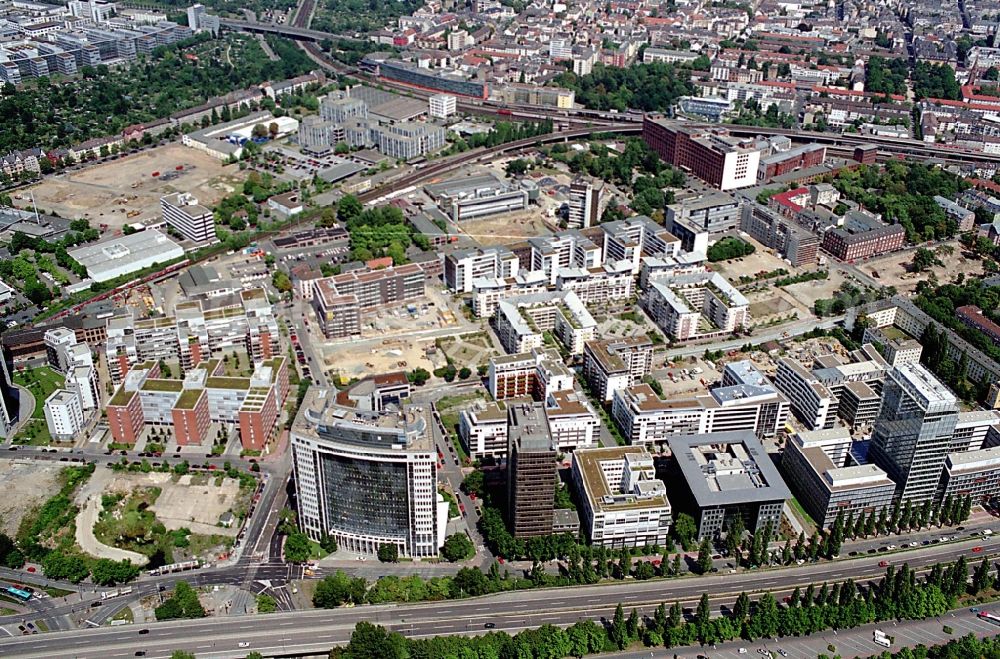 Frankfurt am Main from the bird's eye view: Developing field of residential and commercial space on Theodor-Heuss-Allee in Frankfurt in the state Hesse, Germany