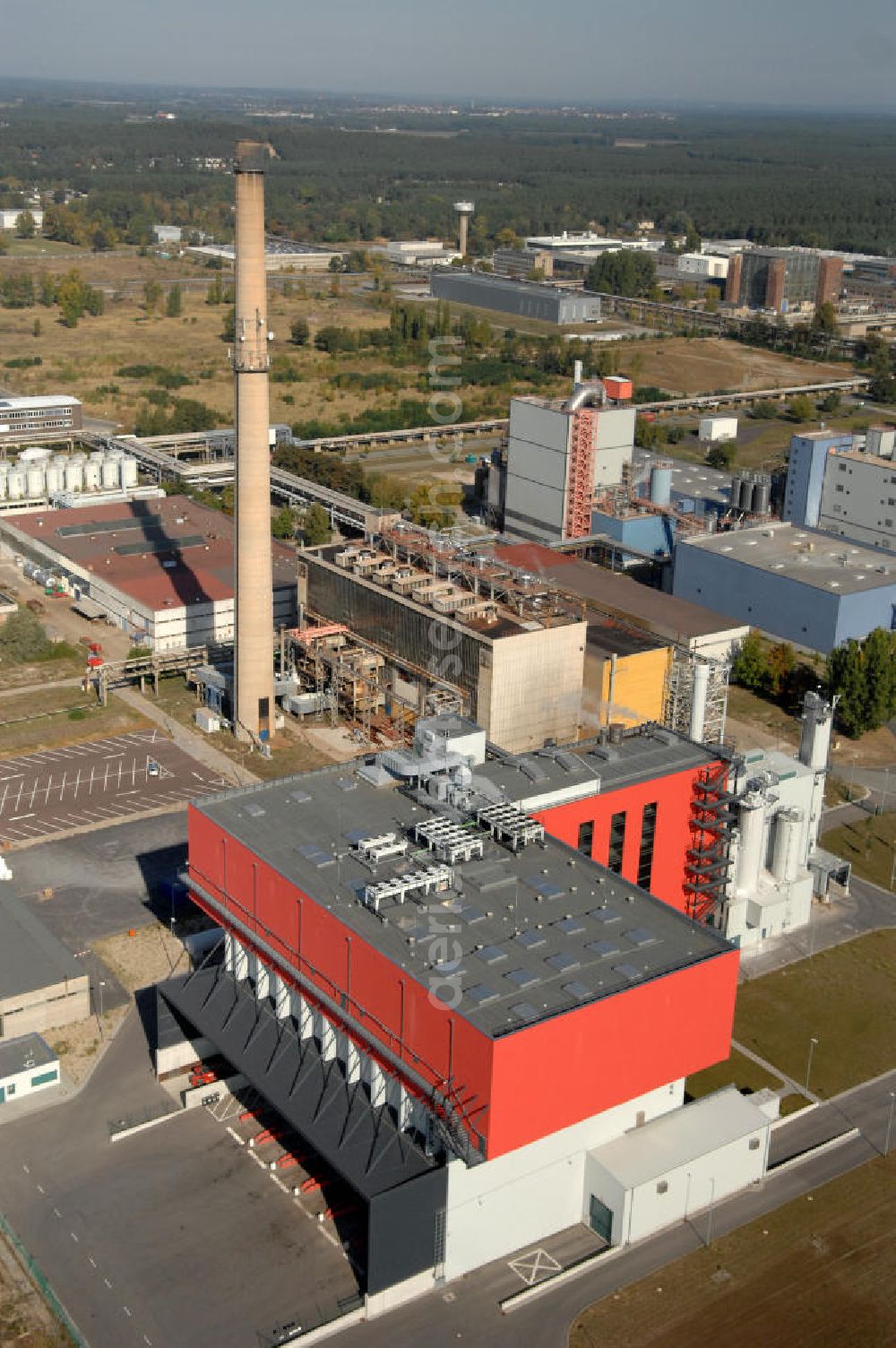 Premnitz from above - Blick auf das Müllheizkraftwerk MHKW / Müllverbrennungsanlage neben dem erdgasbefeuertem Industriekraftwerk mit mehreren Dampf- und Wassernetzen der E.ON Energy from Waste Premnitz GmbH im Indsutriepark Premnitz. Kontakt: Dr. Herbert-Rein-Strasse 1, 14727 Premnitz, Tel. +49(0)3386 2433-70, Fax +49(0)3386 2433-52