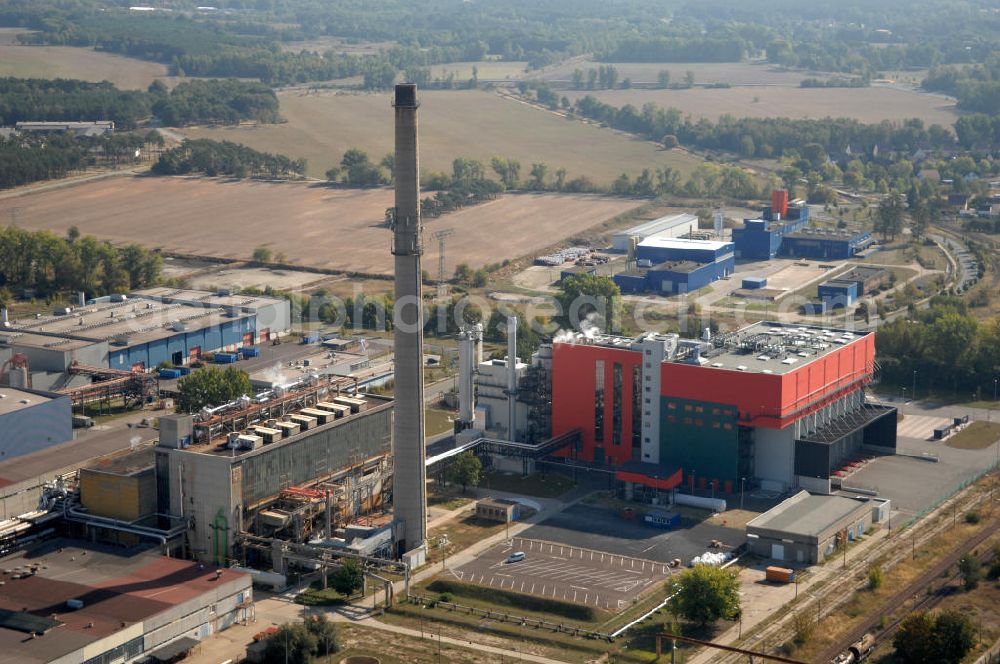 Premnitz from the bird's eye view: Blick auf das Müllheizkraftwerk MHKW / Müllverbrennungsanlage neben dem erdgasbefeuertem Industriekraftwerk mit mehreren Dampf- und Wassernetzen der E.ON Energy from Waste Premnitz GmbH im Indsutriepark Premnitz. Kontakt: Dr. Herbert-Rein-Strasse 1, 14727 Premnitz, Tel. +49(0)3386 2433-70, Fax +49(0)3386 2433-52