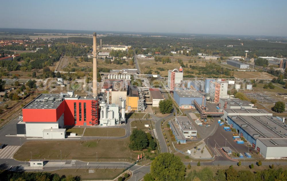 Premnitz from above - Blick auf das Müllheizkraftwerk MHKW / Müllverbrennungsanlage neben dem erdgasbefeuertem Industriekraftwerk mit mehreren Dampf- und Wassernetzen der E.ON Energy from Waste Premnitz GmbH im Indsutriepark Premnitz. Kontakt: Dr. Herbert-Rein-Strasse 1, 14727 Premnitz, Tel. +49(0)3386 2433-70, Fax +49(0)3386 2433-52