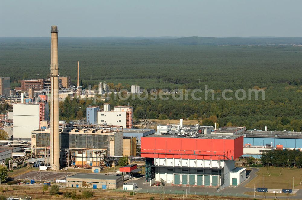 Premnitz from the bird's eye view: Blick auf das Müllheizkraftwerk MHKW / Müllverbrennungsanlage neben dem erdgasbefeuertem Industriekraftwerk mit mehreren Dampf- und Wassernetzen der E.ON Energy from Waste Premnitz GmbH im Indsutriepark Premnitz. Kontakt: Dr. Herbert-Rein-Strasse 1, 14727 Premnitz, Tel. +49(0)3386 2433-70, Fax +49(0)3386 2433-52